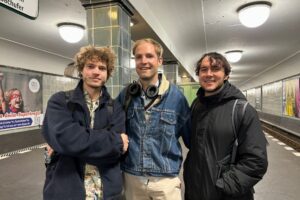 Tim, Oliver und Sean in einer Berliner UBahn-Station