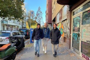 Tim, Oliver und Sean beim Spaziergang durch die Straßen von Berlin