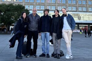 Melina, Peter, Tim, Sean und Oliver am Alexanderplatz