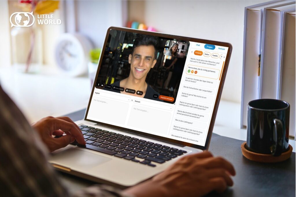 Frauenhände am Laptop mit Videochat auf dem Bildschirm