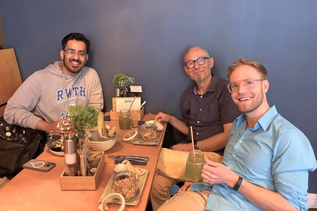 Kunal, Helmut und Oliver beim Essen