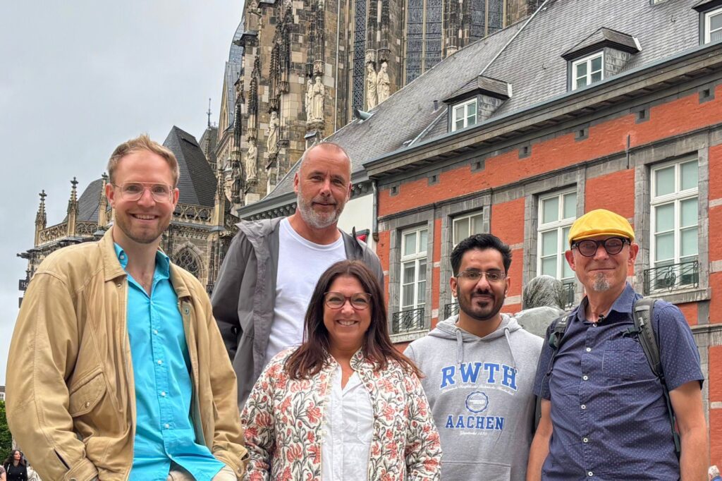 Oliver, Helmut, Kunal und die TV-Leute am Aachener Geldbrunnen