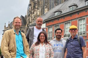 Oliver, Helmut, Kunal und die TV-Leute am Aachener Geldbrunnen