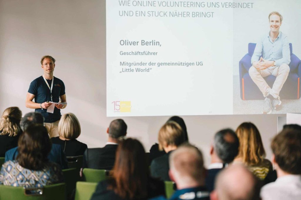 Oliver bei seiner Präsentation von Little World