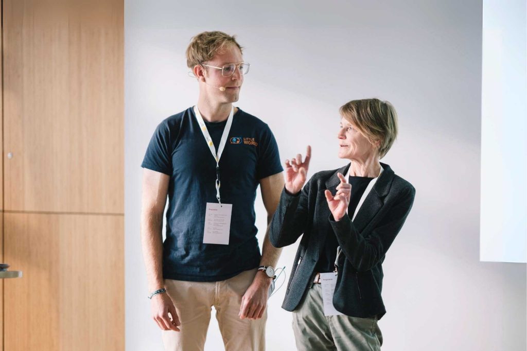 Oliver mit Ulrike beim Erklären