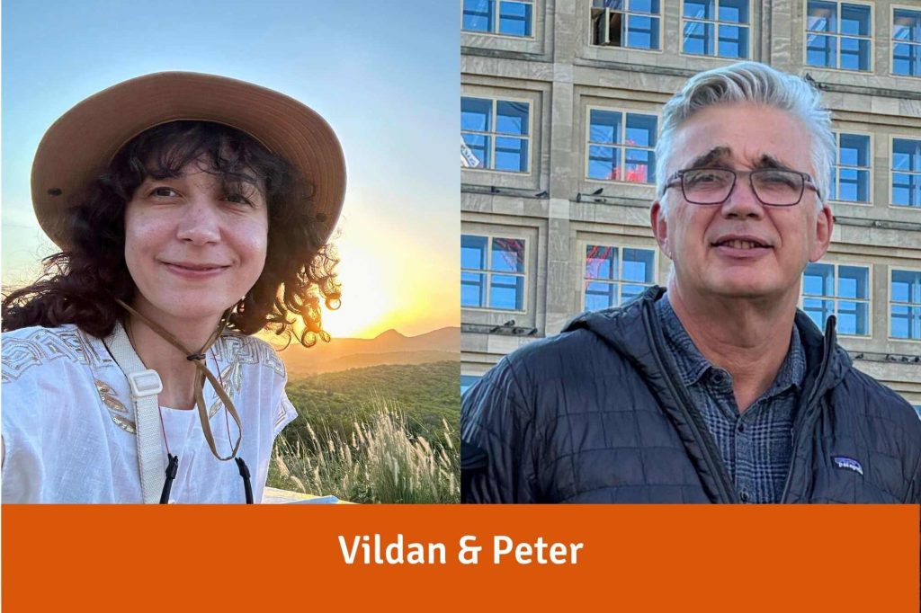 Vildan, eine junge Frau mit Strohhut und weißer Bluse sowie Peter, ein Herr mit Brille, weiß-grauen Haaren und Hemd