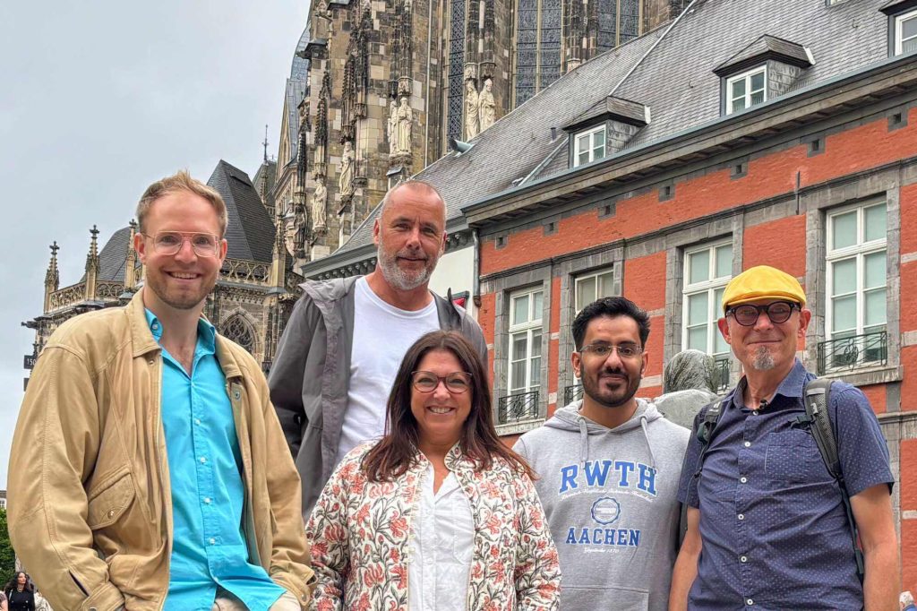 Oliver, Kunal und Helmut mit zwei Mitarbeiter:innen des Drehteams