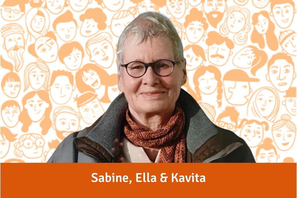 Sabine, ene ältere Dame mit kurzen grauen Haaren und Brille vor einem gezeichneten Hintergrund mit vielen verschiedenen Menschen