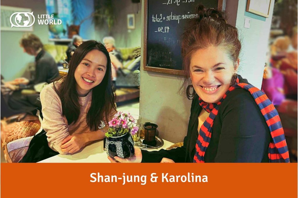 Shan-Jung und Karolina im Café