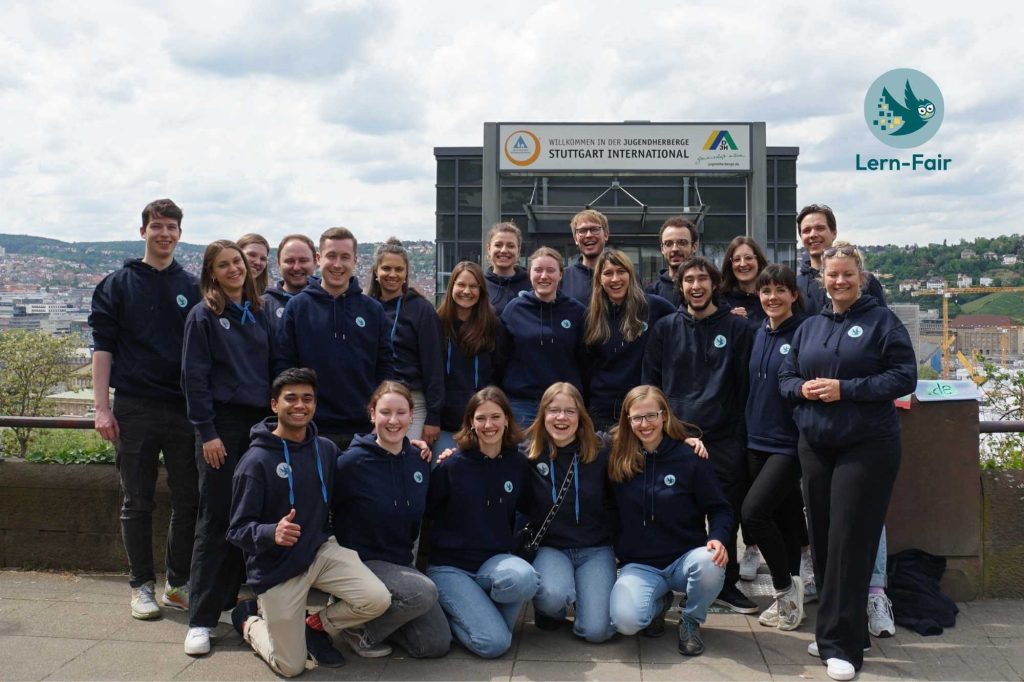 Das Team von Lernfair, alle mit dunkelblauem Teamhoodie