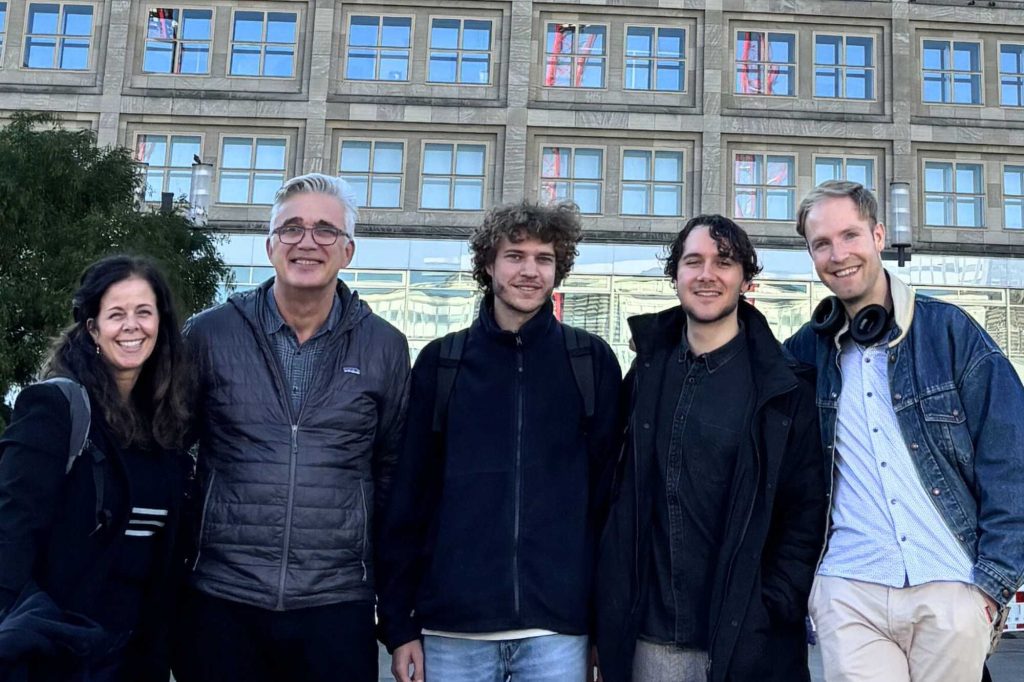 Melina, Peter, Tim, Sean und Oliver auf dem Berliner Alexanderplatz