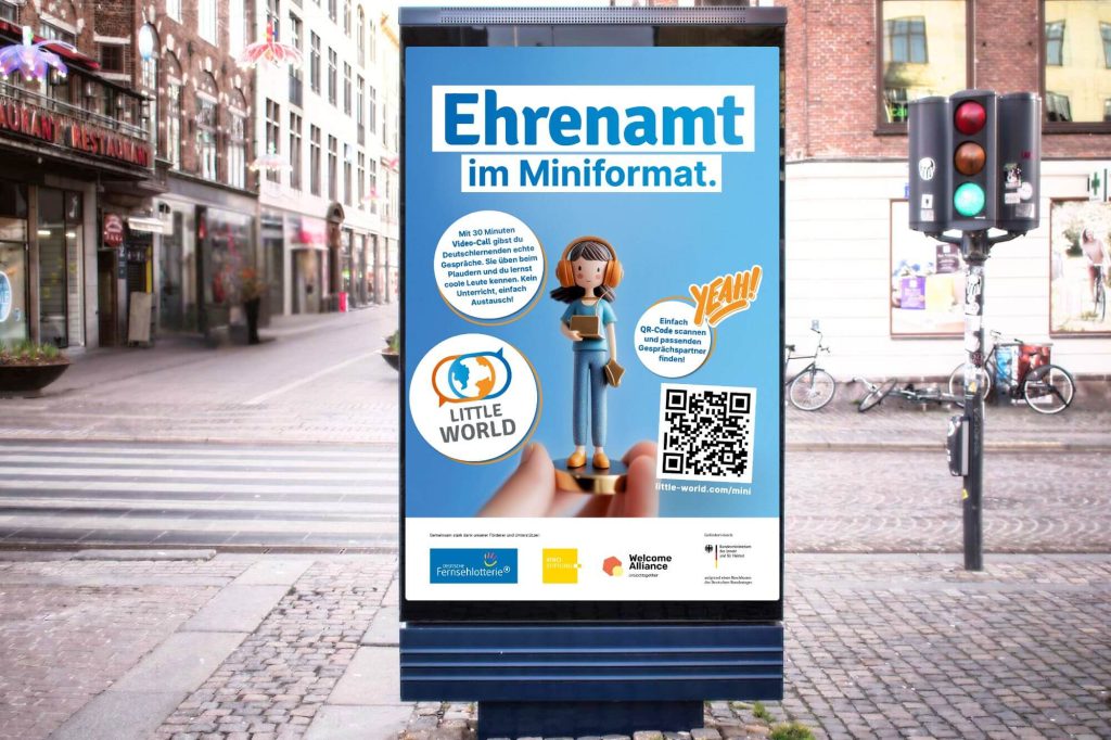 Werbeplakat für die ehrenamtliche Tätigkeit bei Little World an der Seite einer Haltestelle