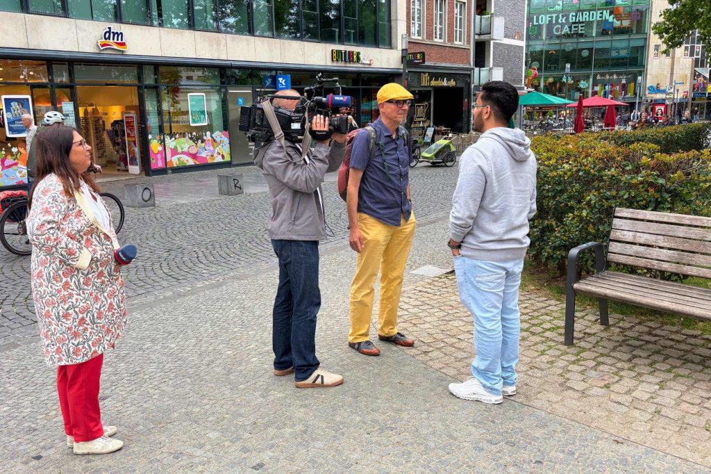 Helmut und Kunal werden bei ihrem ersten Treffen gefilmt