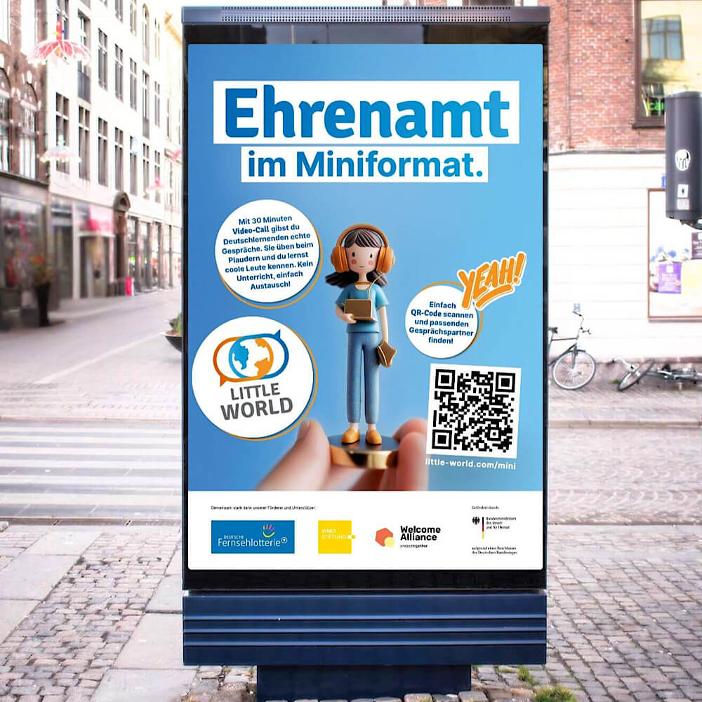 Werbeplakat für die ehrenamtliche Tätigkeit bei Little World an der Seite einer Haltestelle mit Figur, die über Tablet und Kopfhörer videotelefoniert