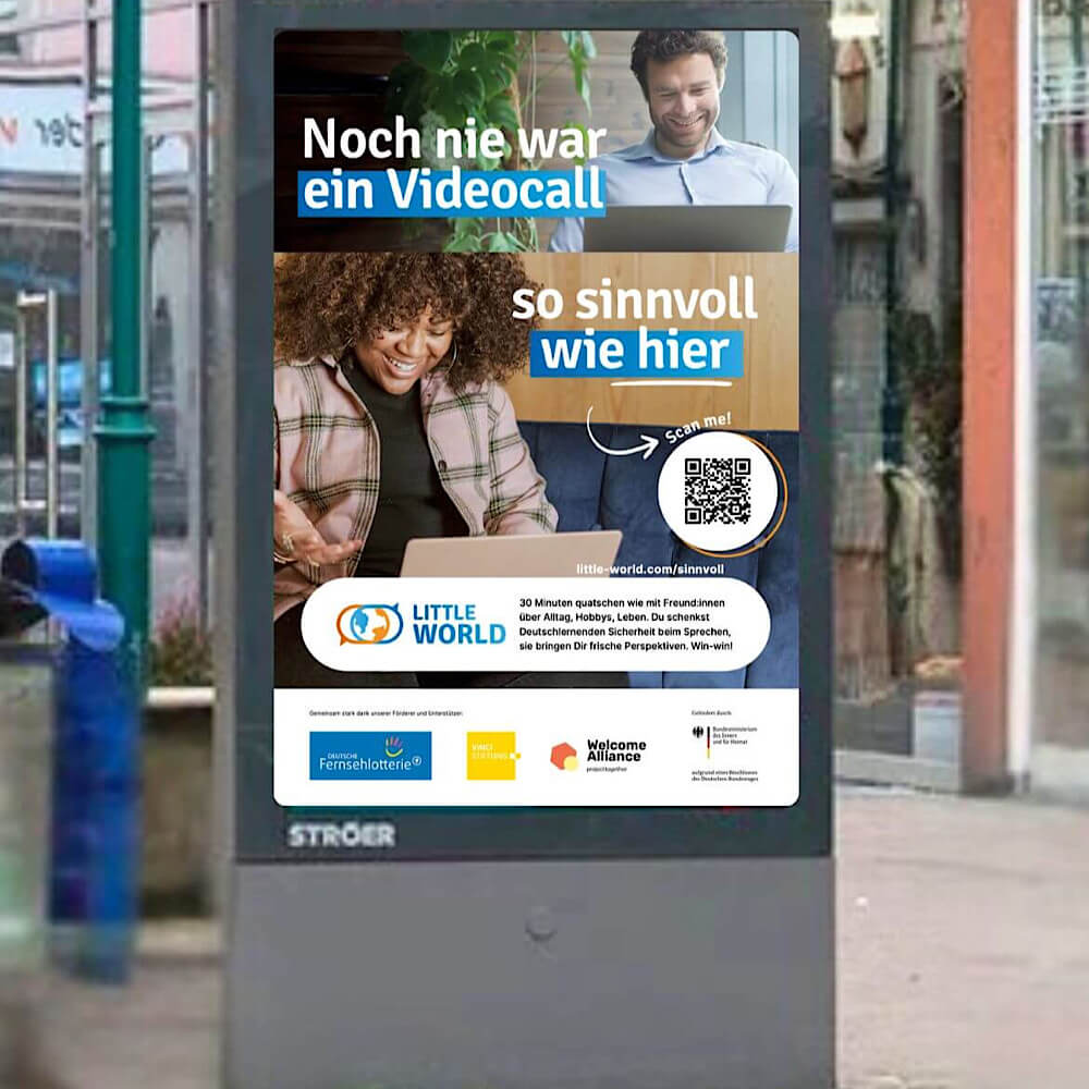 Werbeplakat zeigt einen Mann und eine Frau, die einen Videocall über Little World machen.