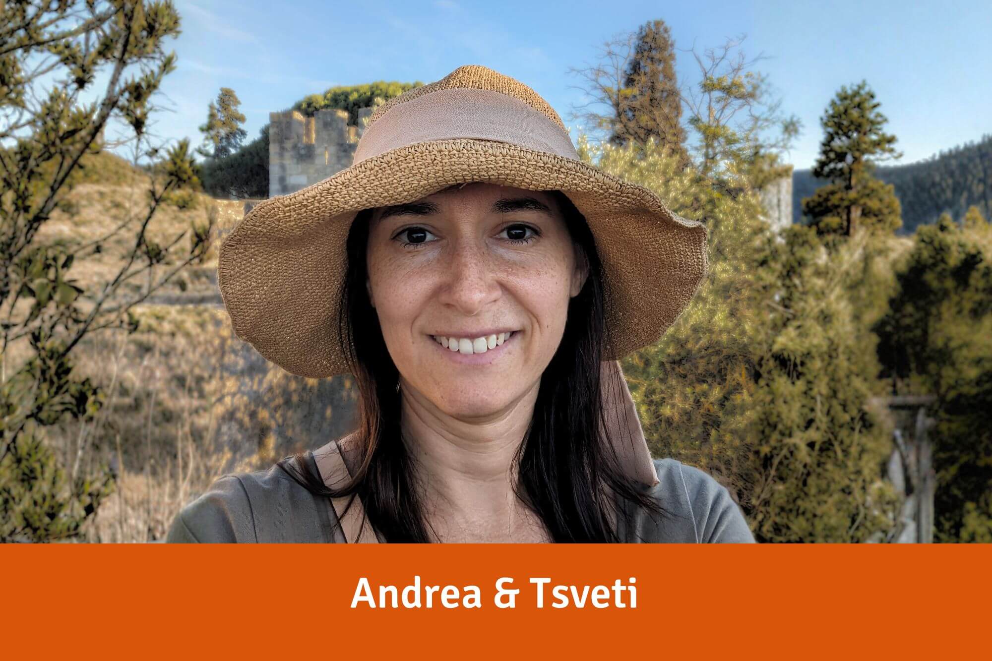 Eine junge Frau mit langen Haaren und Strohhut steht vor einer zerklüfteten Waldlandschaft