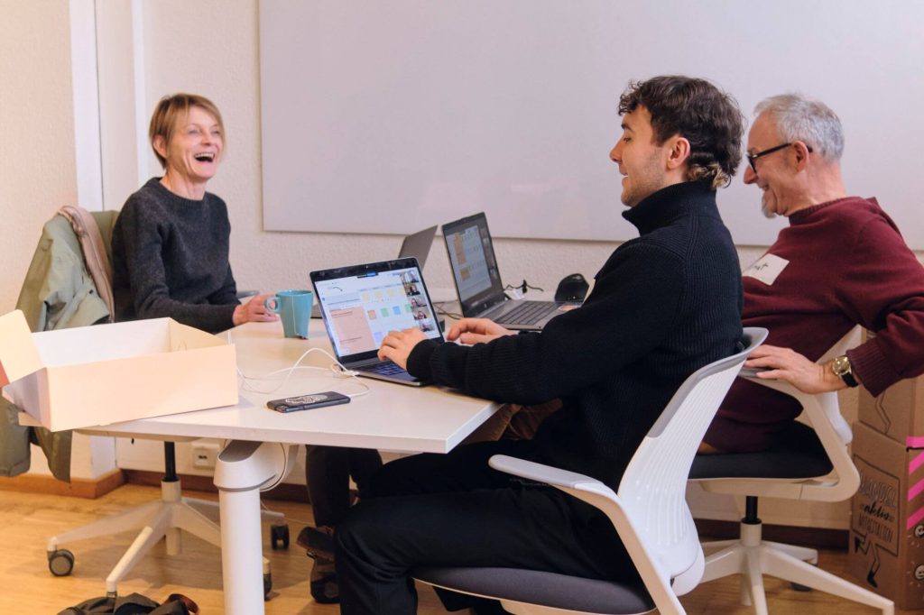 Ulrike, Sean und Helmut lachen