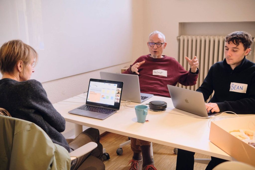 Ulrike, Helmut und Sean diksutieren mit der digitalen Gruppe