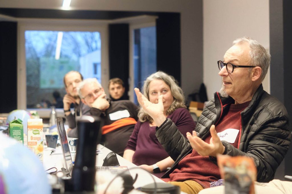 Helmut referiert die Ergebnisse von Gruppe 1