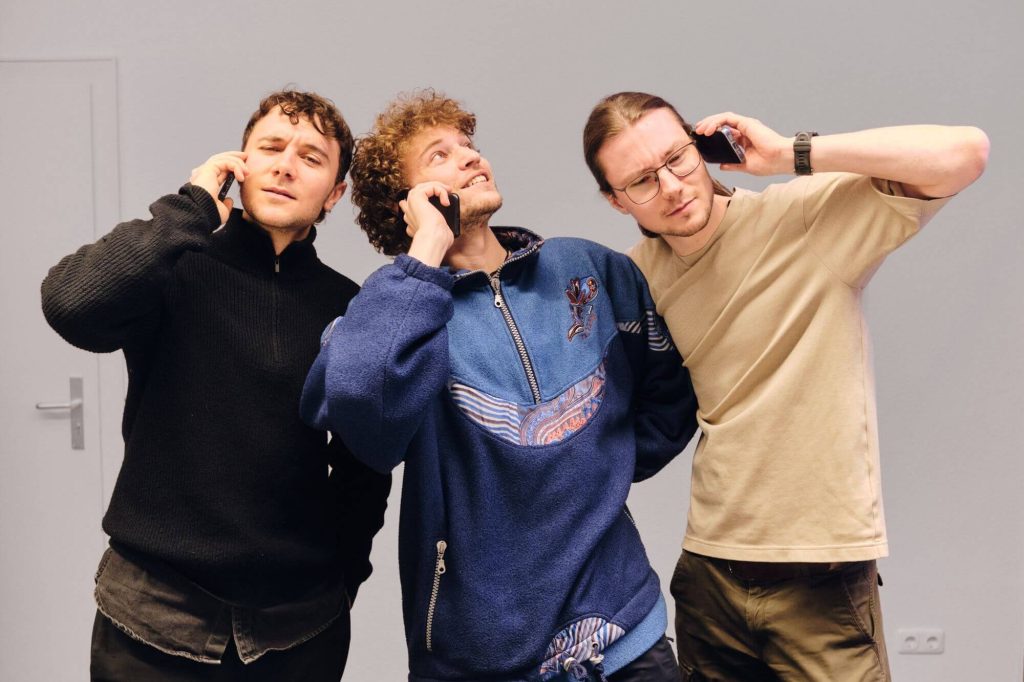 Sean, Tim und Jannis albern mit ihren Smartphones herum