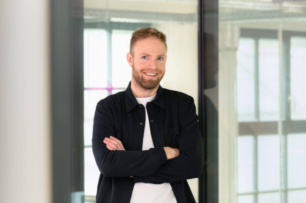 Bild von Oliver, er lächelt.