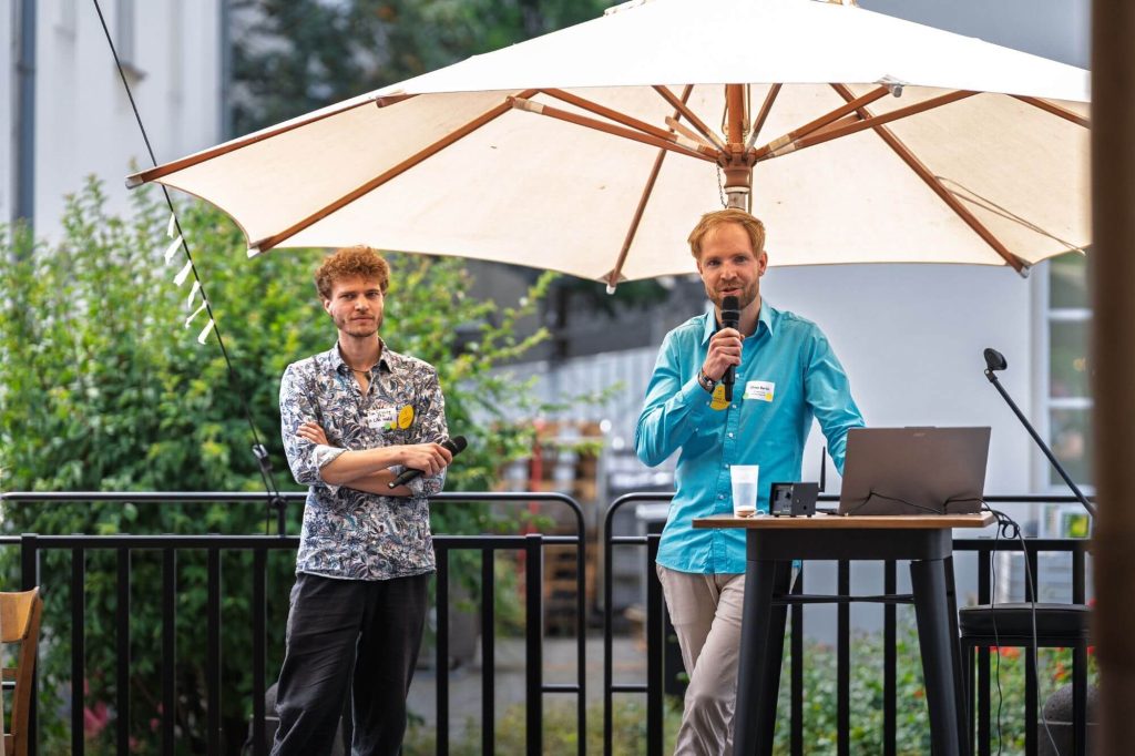 Tim und Oliver beim Vortrag auf der Bühne