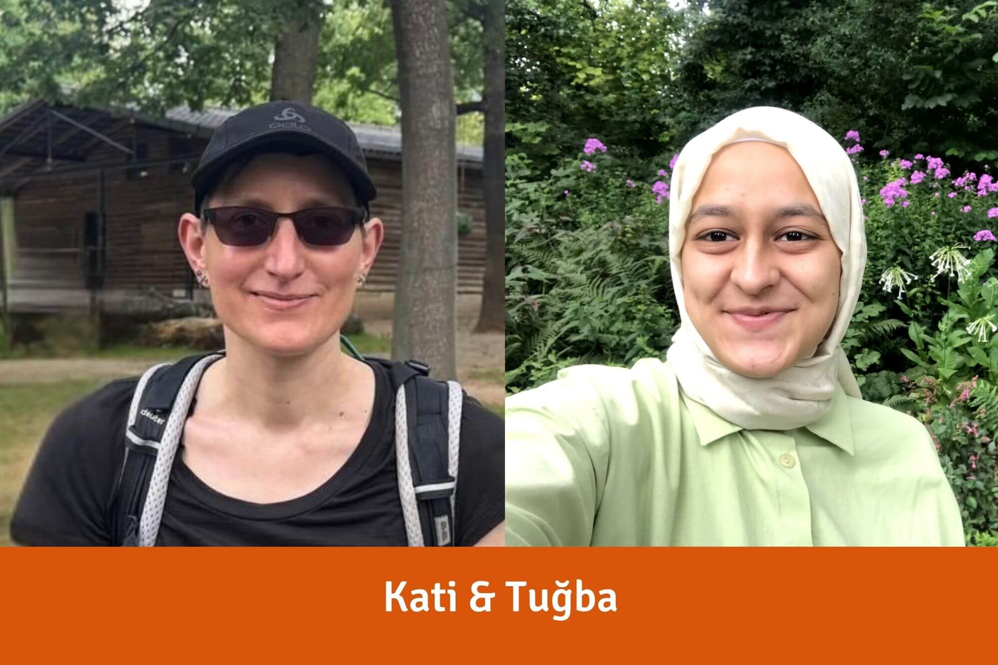 Kati mit Kappe und Sonnenbrille und Tugba mit hellem Kopftuch lächeln in die Kamera